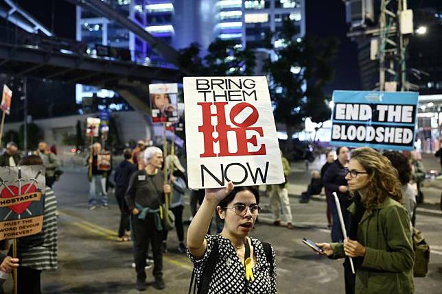 People attend a protest calling for an immediate ceasefire and the release of Israeli hostages held in Gaza, in Tel Aviv, Israel, on Nov. 21, 2024. (Photo by Jamal Awad/Xinhua)