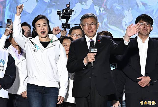 台灣民眾黨總統、副總統候選人柯文哲(前右)與吳欣盈(前左)向支持者致意，柯文哲說，現階段他一辭職，這個黨就會四分五裂，他暫時還需要工作一陣子。(記者陳志曲攝)