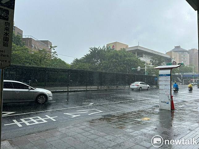 吳德榮指出，今日受颱風外圍環流影響，東半部局部地區仍有較大雨勢。(下雨示意圖) 圖：林岑韋／攝