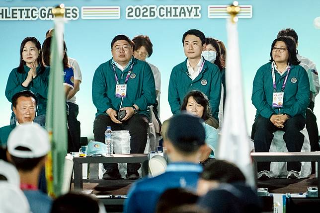 2026年4月全中運在嘉義縣舉辦，民進黨在嘉義的重要政治人物均出席，包括嘉義縣長翁章梁（前排左1）、嘉義縣市3位立委蔡易餘（左2）、陳冠廷（右2）與王美惠（右1），唯獨在嘉義呼風喚雨的派系掌門人陳明文淡出公開場合。（攝影／馬雨辰）