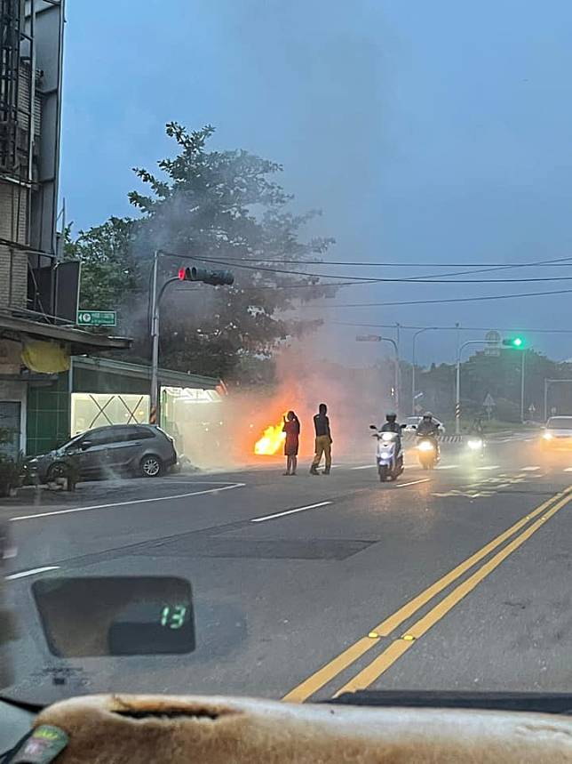 台東市中興路今日傍晚傳出加油站漏油導致整條馬路氣爆，排水溝也冒出火勢，現場出動10多輛消防車救援。   圖：翻攝Nako Chen臉書