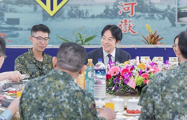 總統賴清德（中）勗勉「陸軍砲兵第58指揮部」。（總統府提供）