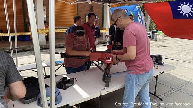 土耳其無人機專家團隊馳援花蓮震災，帶來先進的無人機技術，被認為將更進一步與台灣洽談合作關係。 圖：翻攝自民進黨推特／蔡英文臉書