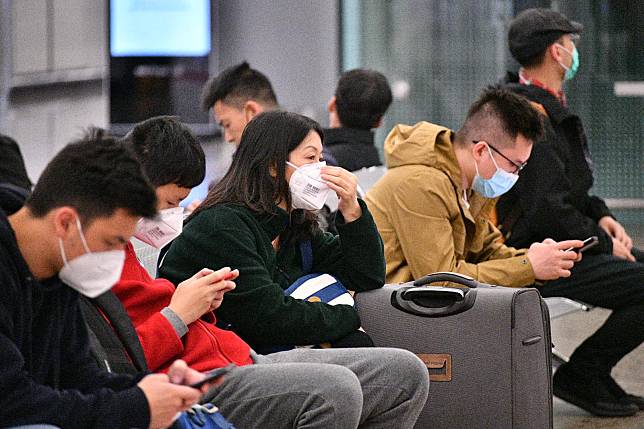 市民及旅客戴上口罩防範肺炎疫情。