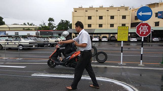 公路總局表示，自5/3起民眾持有汽車駕照考機車駕照仍須進行筆試。   圖：取自交通部