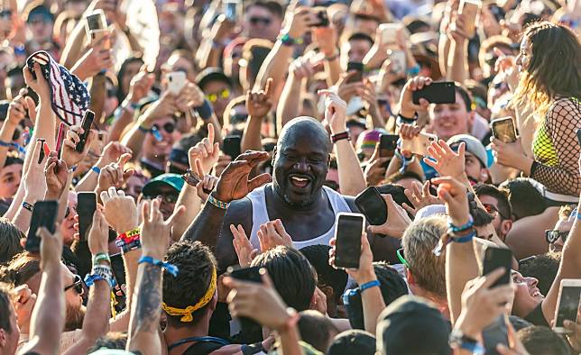 Shaq เกาะรั้วโยกหัว headband พร้อมสร้าง mosh pit ที่งาน Tomorrowland