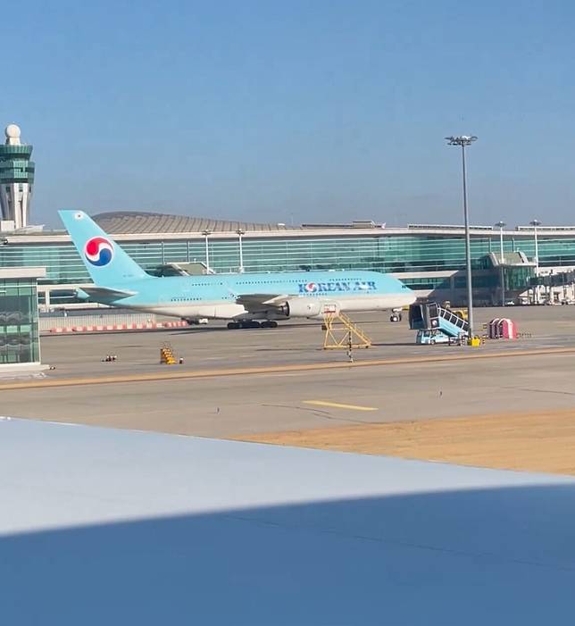 南韓德威航空一架波音737-800 客機在仁川機場著陸前，因遇鳥擊右引擎閃現火花，所幸機上 122 人無人受傷。（圖非為當事飛機） 圖：取自臉書Dikki Julian Antandito