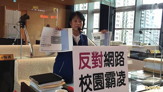 質詢時問「人死後靈魂何時離開」的台中市議員冉齡軒，今天控訴遭到網路霸凌。(記者蘇孟娟攝)