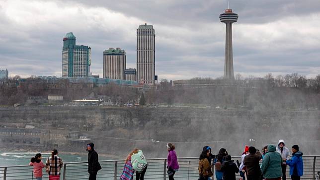 北美4月8日將出現日全食，加拿大安大略省的尼加拉瀑布城位於路徑上，預料將有大量觀光客湧入，圖為3月29日的當地遊客。美聯社