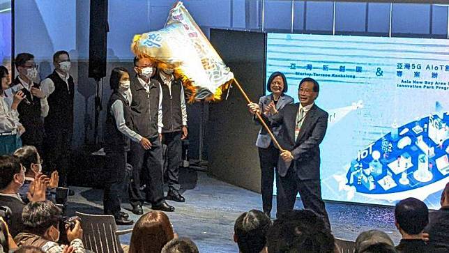 高雄亞灣新創園暨5G AIoT專案辦公室6日開幕，總統蔡英文（右2）授高雄傳統大漁旗給經濟部次長林全能（右1），象徵新創滿載而歸。中央社記者曾以寧攝 110年12月6日  
