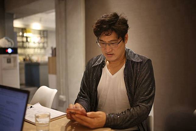 楊哲17日首度露面接受《鏡報》專訪。劉耀勻攝