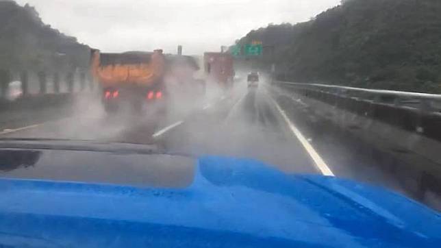 連日降雨台62快速道路積水，大車濺水花擋視線險象環生。(記者林欣漢翻攝)