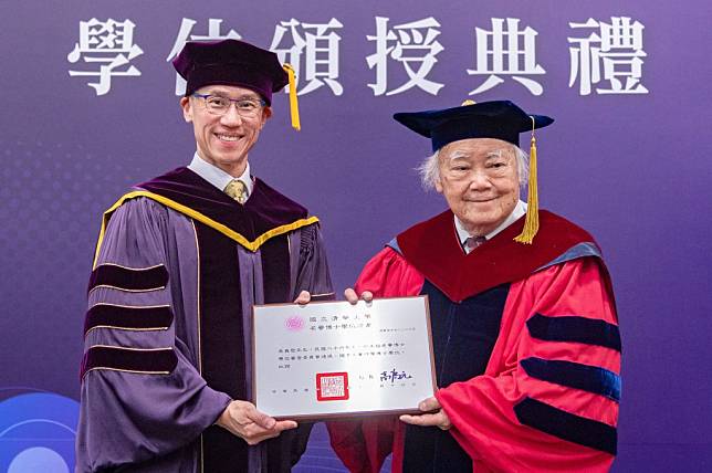 將廢油變綠金的生質柴油領航者李義發（左）獲頒成為國立清華大學名譽理學博士。（記者曾芳蘭攝）