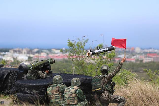 ▲三軍聯戰訓練實彈測考，陸戰隊66旅官兵射擊標槍飛彈。(圖／軍聞社提供)