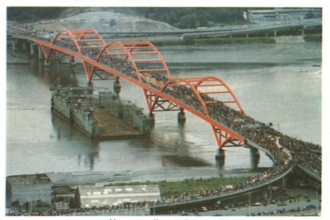 關渡大橋1983年10月31日完工通車典禮。（圖片來源／國家發展委員會檔案管理局，下同）