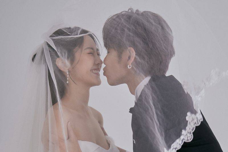 愛情長跑12年修成正果　鼓鼓大元登記結婚曬全家福 | 鏡週刊 | LINE TODAY