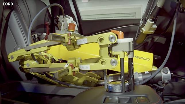 車廠找機器人測新車，試車手曝不怕沒頭路原因。