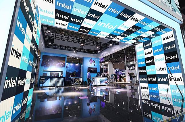 Workers set up the exhibition booth of Intel Corporation in preparation for the fifth China International Import Expo (CIIE) in east China's Shanghai, Nov. 2, 2022. (Xinhua/Fang Zhe)