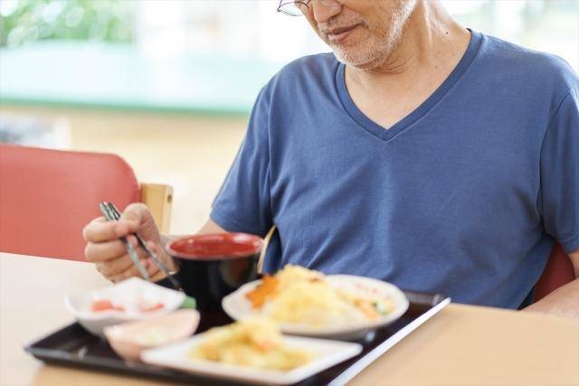 一名90多歲老翁嫌太太煮的食物沒味道不好吃，抽血檢驗竟是自己維生素B12不足。（示意圖／Pixabay）