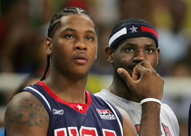 2004年雅典奧運時期的Carmelo Anthony(左)與LeBron James。（圖／美聯社／達志影像）