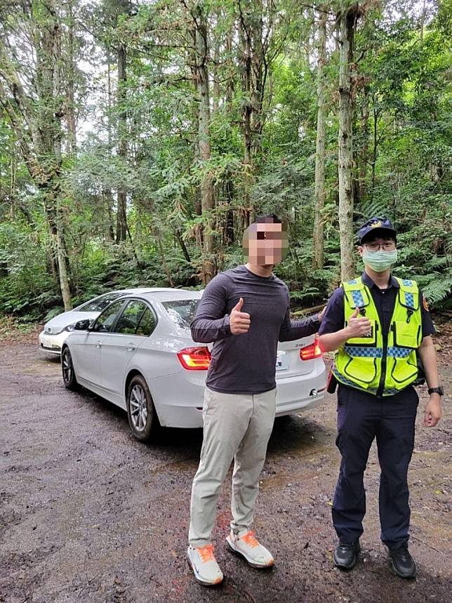 民眾車陷山溝求助無門， 竹縣橫山暖警協助脫困安全返家。（記者彭新茹翻攝)