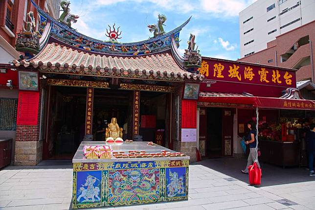 許多粉絲都來到台北霞海城隍廟求票進場。圖／翻攝自台北旅遊網