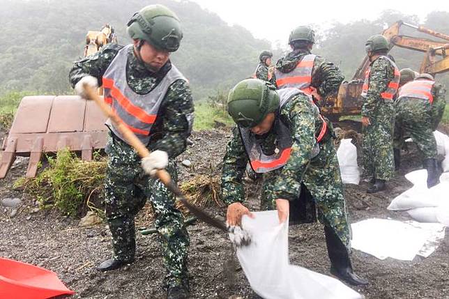 陸軍自今年7月起，陸續針對所屬各單位換發新式「數位迷彩雨衣」，並已實際運用在近日颱風災防應處人員身上。（陸軍司令部提供）