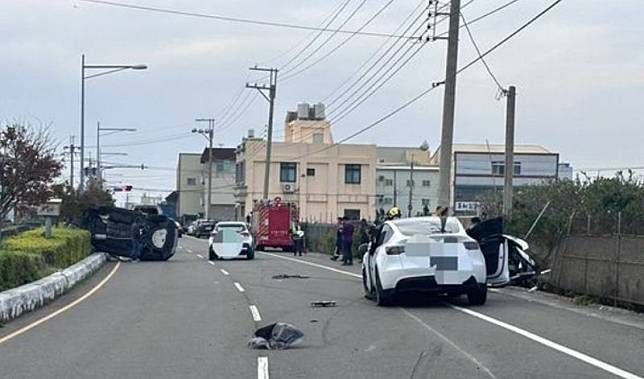 彰化縣埔心鄉上個月底發生3車連環撞事故，57歲男子駕駛馬自達突然失控衝撞。（翻攝畫面）