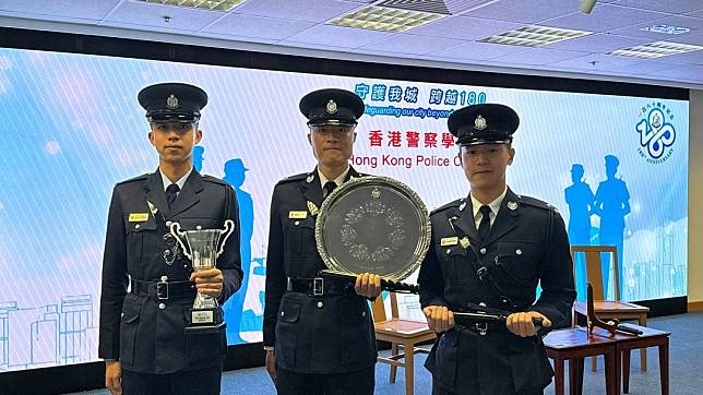 （左起）尤俊耀、歐陽盈政、伍展宏是今期警察學院畢業的學員　林瑞庭攝