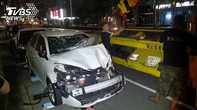 女子受驚爆衝，車頭全毀。（圖／TVBS）
