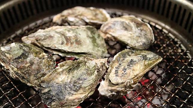 台北市無菜單餐酒館「Bar Emperor」被查獲海膽醬、生食牡蠣等35項過期食材，薛姓負責人抗罰210萬元提告，台北高等行政法院日前判決敗訴。