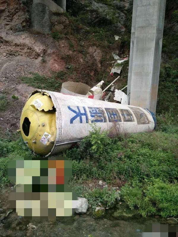 疑似中國長征四號火箭升空後墜落，民眾發現殘骸。(圖擷取自網路)