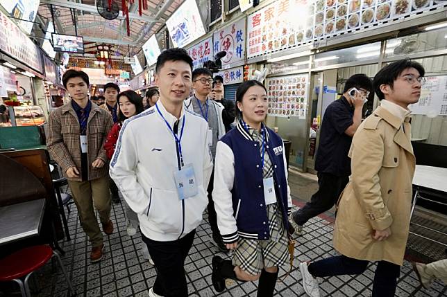 馬英九基金會邀請奧運桌球金牌選手馬龍（前排左）等中國7所大學交流團來台參訪，但過程卻衍生各種紛擾。（資料照，馬英九辦公室提供）