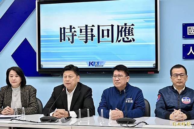 國民黨團總召傅崐萁(左二)、書記長林思銘(右二)、首席副書記長王鴻薇(左一)及立委羅智強(右一)等人，今(8)日於黨團舉行「時事回應」記者會。(記者叢昌瑾攝)