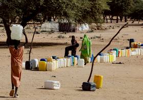 2025年11月22日，查德東部的臨時難民營，一群逃離蘇丹法舍的難民等待取水。路透社