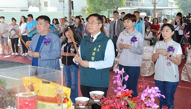 富立衛星電視大樓三日舉行動土典禮，市長黃偉哲、富立集團董事長李安忠上香祈福。（記者陳治交攝）