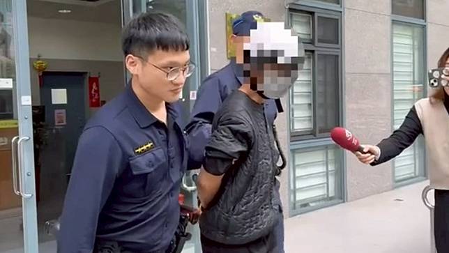 譚姓退休國文名師遇害前拎著包包外出辦事，不久遭外甥朱姓男子持水果刀當街殺死。讀者提供