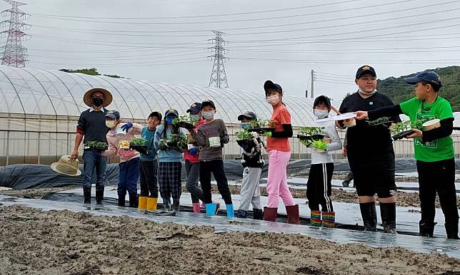 林口有機村青農推食農教育   種百株西瓜苗回饋社會