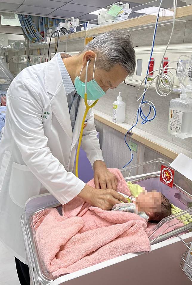中國醫大兒童醫院新生兒科主任林鴻志呼籲防治佝僂病，孕期宜補充營養。（記者陳金龍攝）
