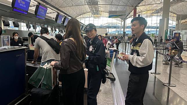 警方及入境處在機場派發宣傳單張提示前往泰國的旅客　謝曉雅攝