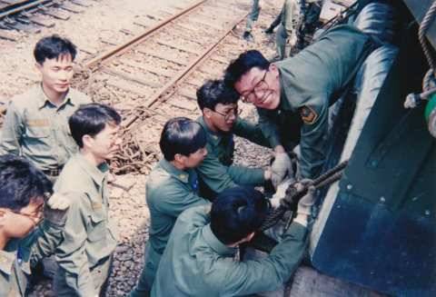 軍車上鐵皮以後，必須用絞棍將車輛固定住，以避免火車移動時，軍車及火砲會掉落地面。圖 : 陳文發提供