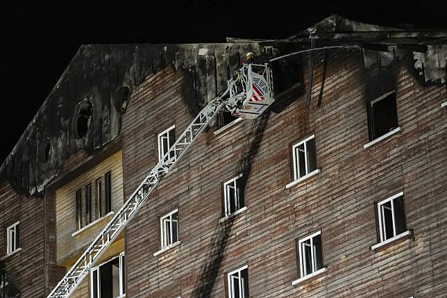 土耳其一處滑雪渡假中心的飯店發生大火，至少76人喪生。（圖／美聯社）