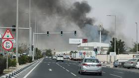 卡達首都杜哈3月1日連續第二天遭到伊朗無人機與飛彈攻擊，市區冒出熊熊濃煙。路透社