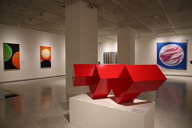 國立歷史博物館21日舉辦「穿越世代－李再鈐個展」開幕式，回顧藝術家自早期至今的創作。(文化部提供)