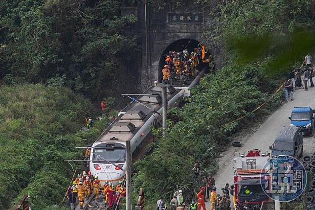 台鐵2日發生重大事故，肇因為撞上滑落至軌道的工程車。（本刊資料照）