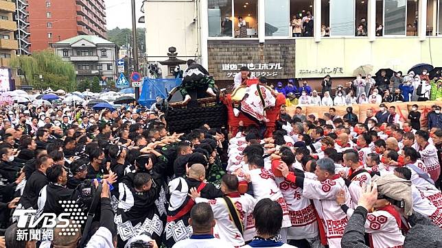 「松山秋之祭」在日本四國松山市當地也稱為「道後八町男子祭典」，由兩方人馬抬大神轎互撞，壯觀的撞轎儀式是祭典的重頭戲。（圖／許依晨攝）