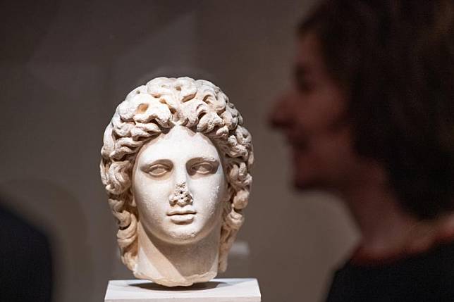 This photo taken on Nov. 20, 2024 shows a head sculpture of Alexander the Great at the exhibition &ldquo;The Greeks: Agamemnon to Alexander the Great&rdquo; in Beijing, capital of China. (Xinhua/Chen Zhonghao)