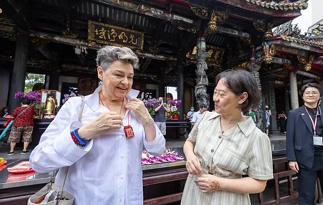 廖婉如帶領貝娜多參訪大稻埕老街、龍山寺