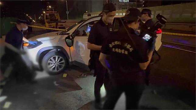 台北市建國高架匝道執行酒測攔檢勤務時，一通緝犯疑似為躲避查緝，拒檢衝撞員警。圖／台視新聞