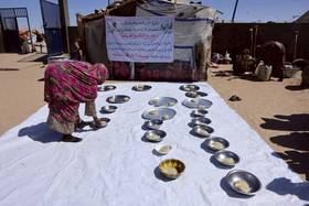 2025年11月22日，查德東部的臨時難民營，逃離蘇丹法舍的難民婦女，為也從當地逃出的孤兒準備餐點。路透社